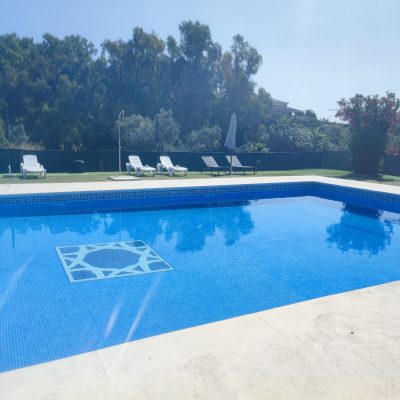Apartamentos La Castilleja piscina 2