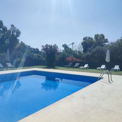 Apartamentos La Castilleja piscina 3